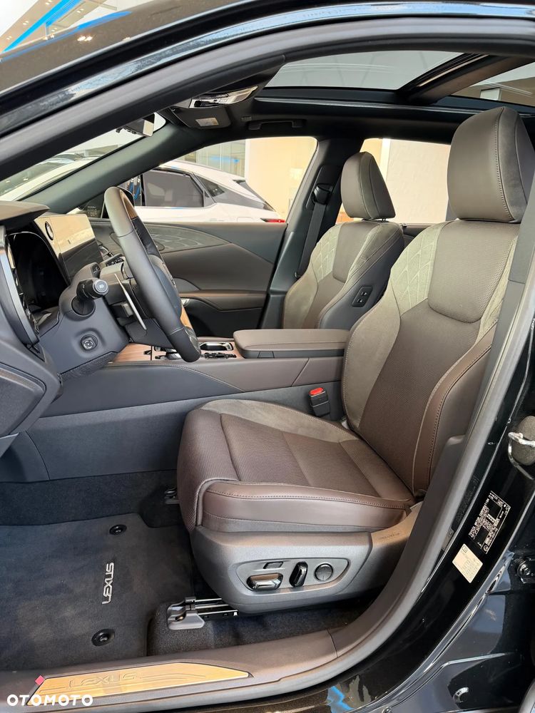 Lexus RX 450h+ Omotenashi - 9
