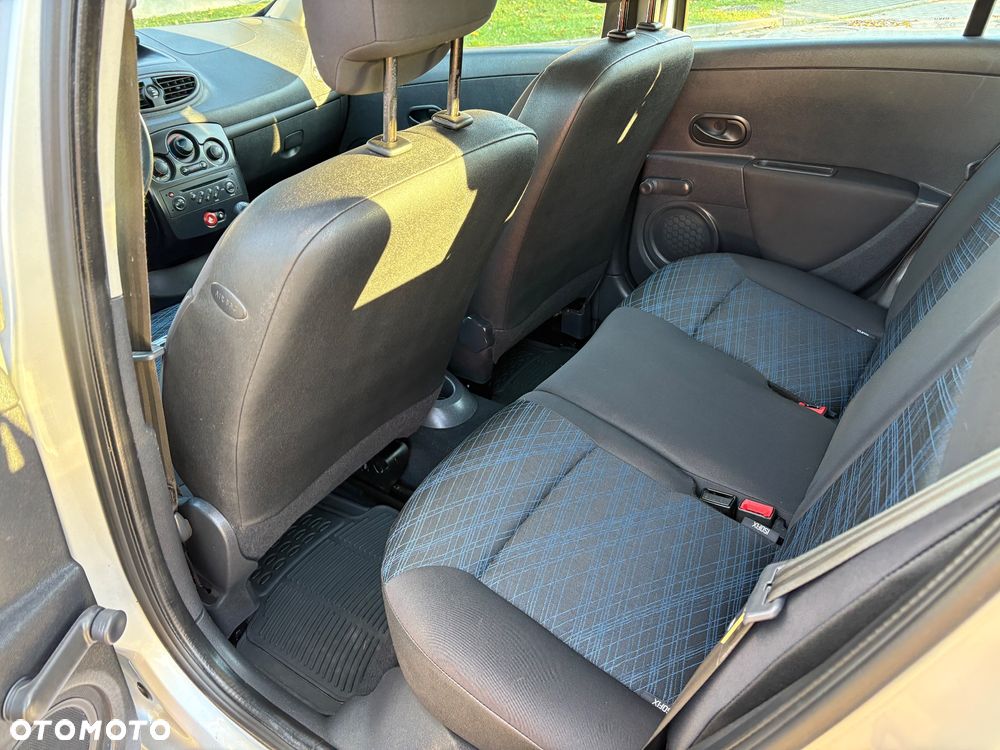 Renault Clio 1.2 16V 75 Collection - 11