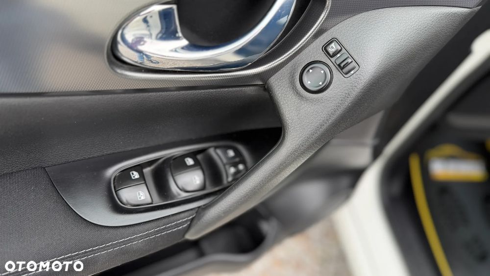 Nissan Qashqai 1.2 DIG-T N-Connecta EU6 - 25