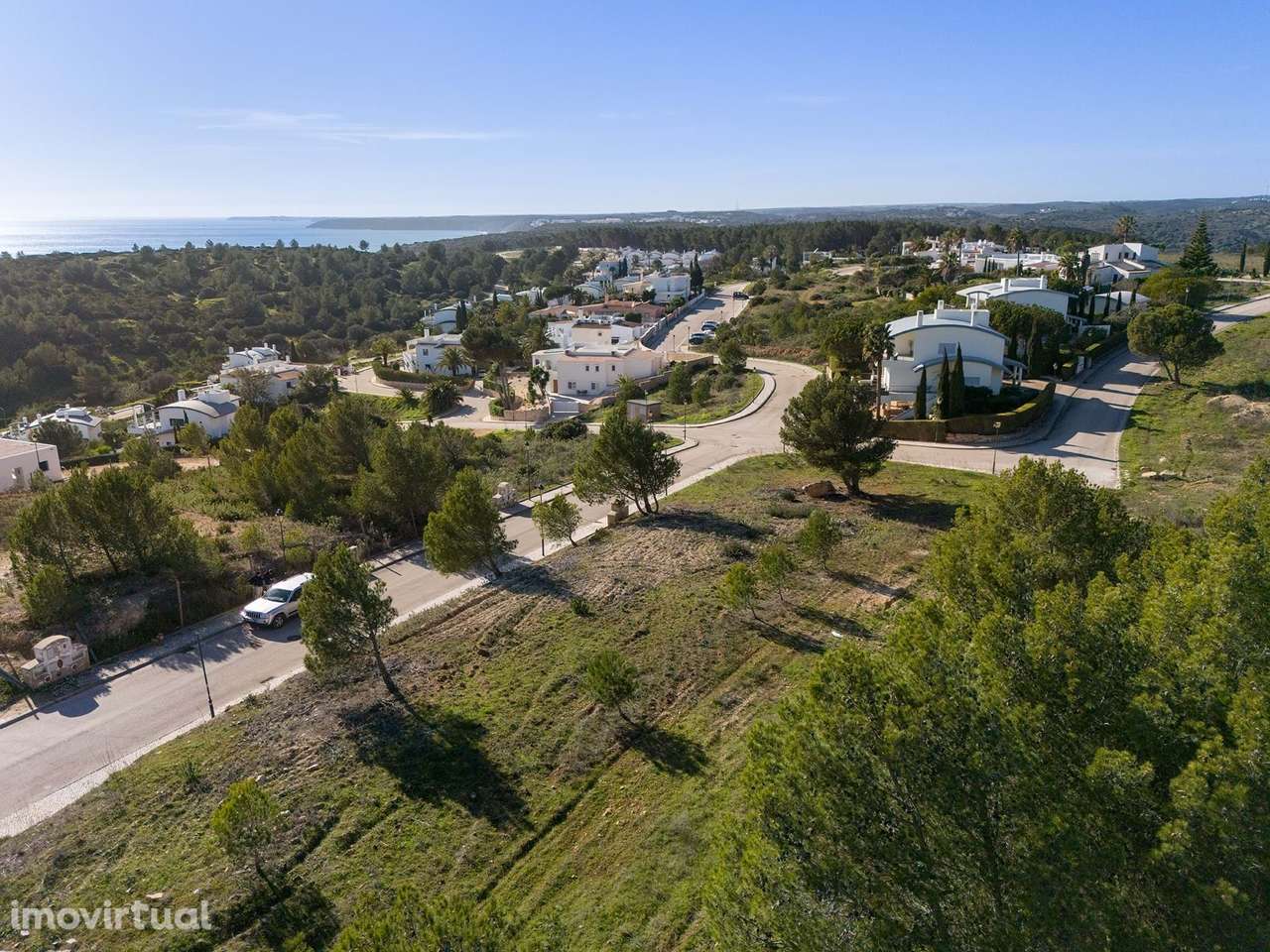 LOTE URBANO COM FANTÁSTICA VISTA MAR PARA CONSTRUÇÃO DE MORADIA E PISC - Grande imagem: 2/9