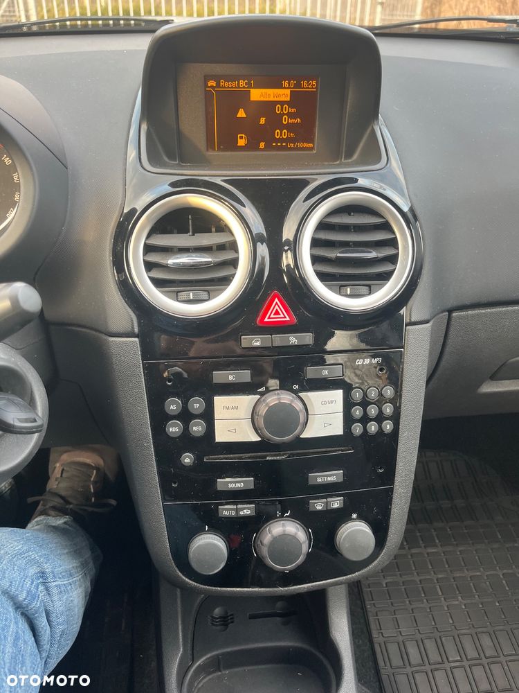 Opel Corsa 1.2 16V Cosmo - 24