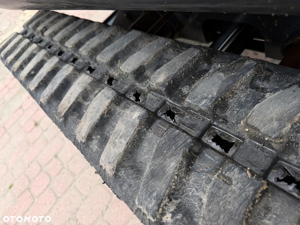 Yanmar SV18 Koparka Gąsienicowa 2 tony. Długie ramię PLUS. Szybkozłącze plus łyżka kopiąca. Rozsuwane Hydr. podwozie! Sprowadzona z Gospodarstwa Norweskiego! Maszyna jak Nowa z Salonu! 2017 rok. 1200 mtg! Gąsienice bez zużycia jak Nowe! szybka wolna jazda. Ani deka luzów i wycieków. OKAZJA Dodatkowe sekcje Hydrauliczne pod młot i wiertnice. Fabryczny lakier na podzespołach! Zebatki w pięknym stanie. Ogrzewana wentylowana Kabina. OKAZJA TANIO - 18