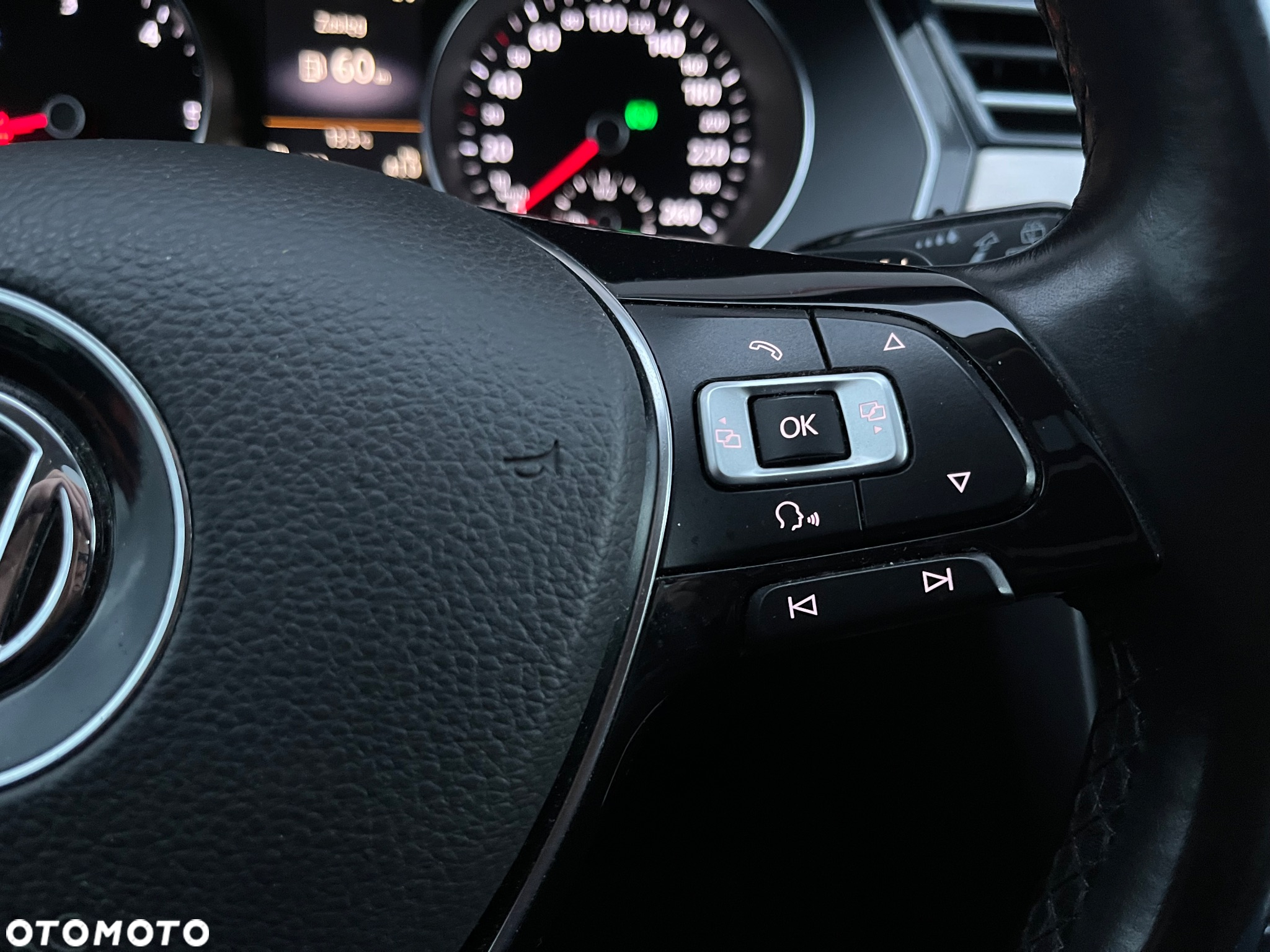 Volkswagen Passat Variant 2.0 TDI SCR DSG Highline - 30