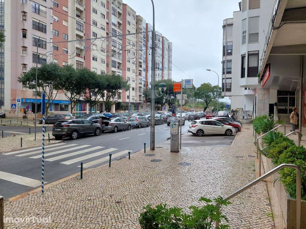 VENDE-SE LOJA EM ALGÉS COM 78 m2 - Grande imagem: 3/17