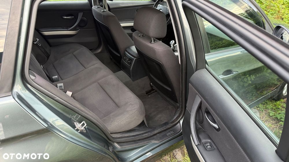 BMW Seria 3 318i - 23