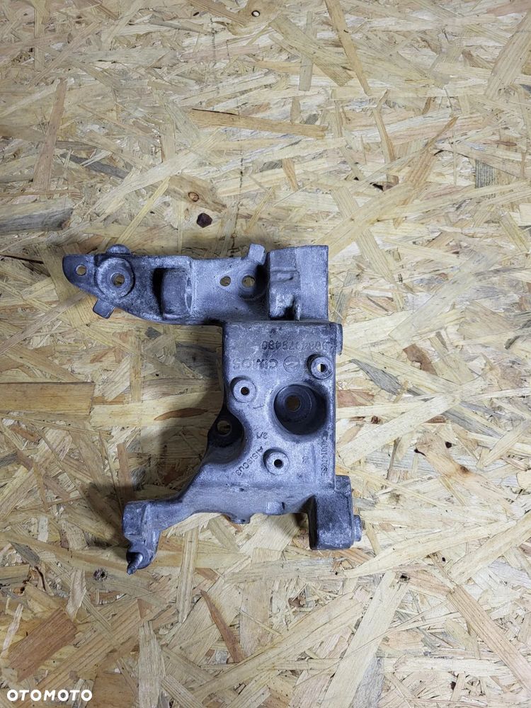 Łapa mocowanie alternatora Peugeot Citroen - 1