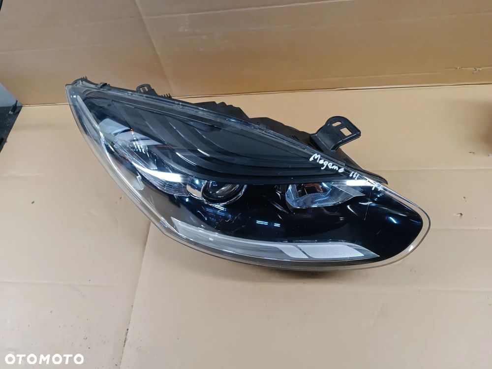LAMPA PRZÓD PRZEDNIA PRAWA RENAULT MEGANE III LIFT 260106129R EUROPA IGŁA - 2