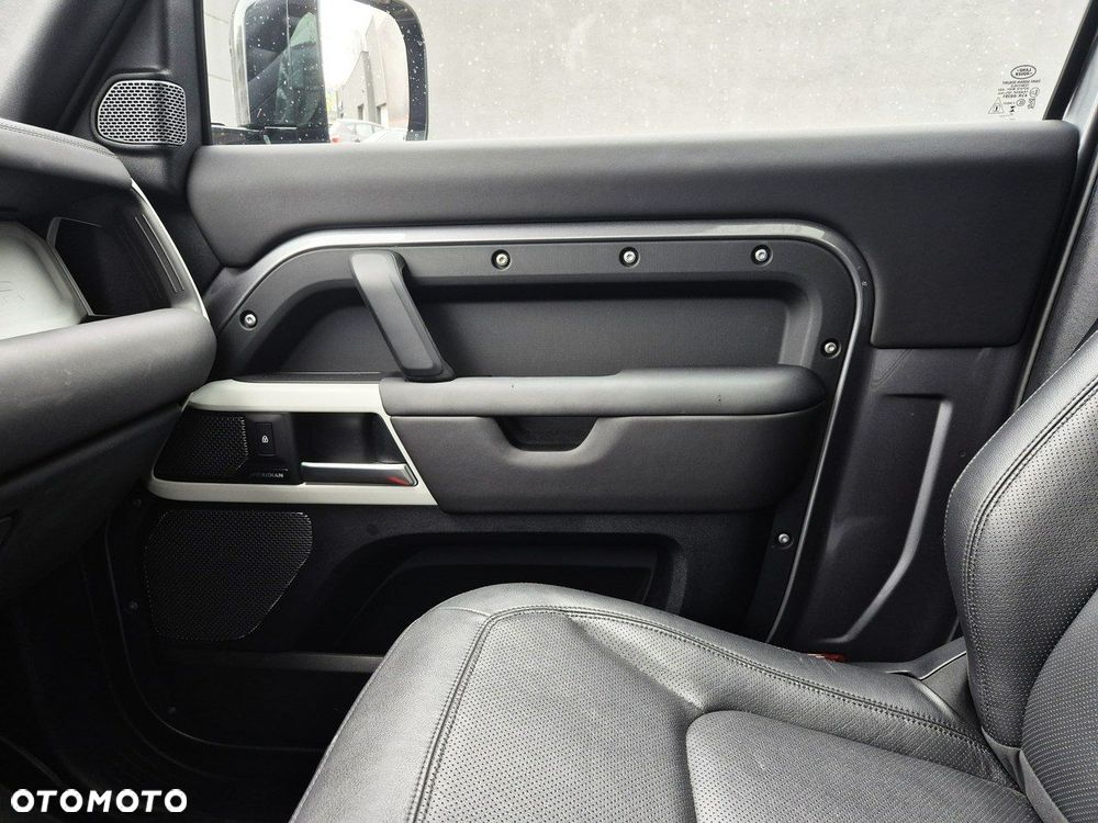 Land Rover Defender - 34