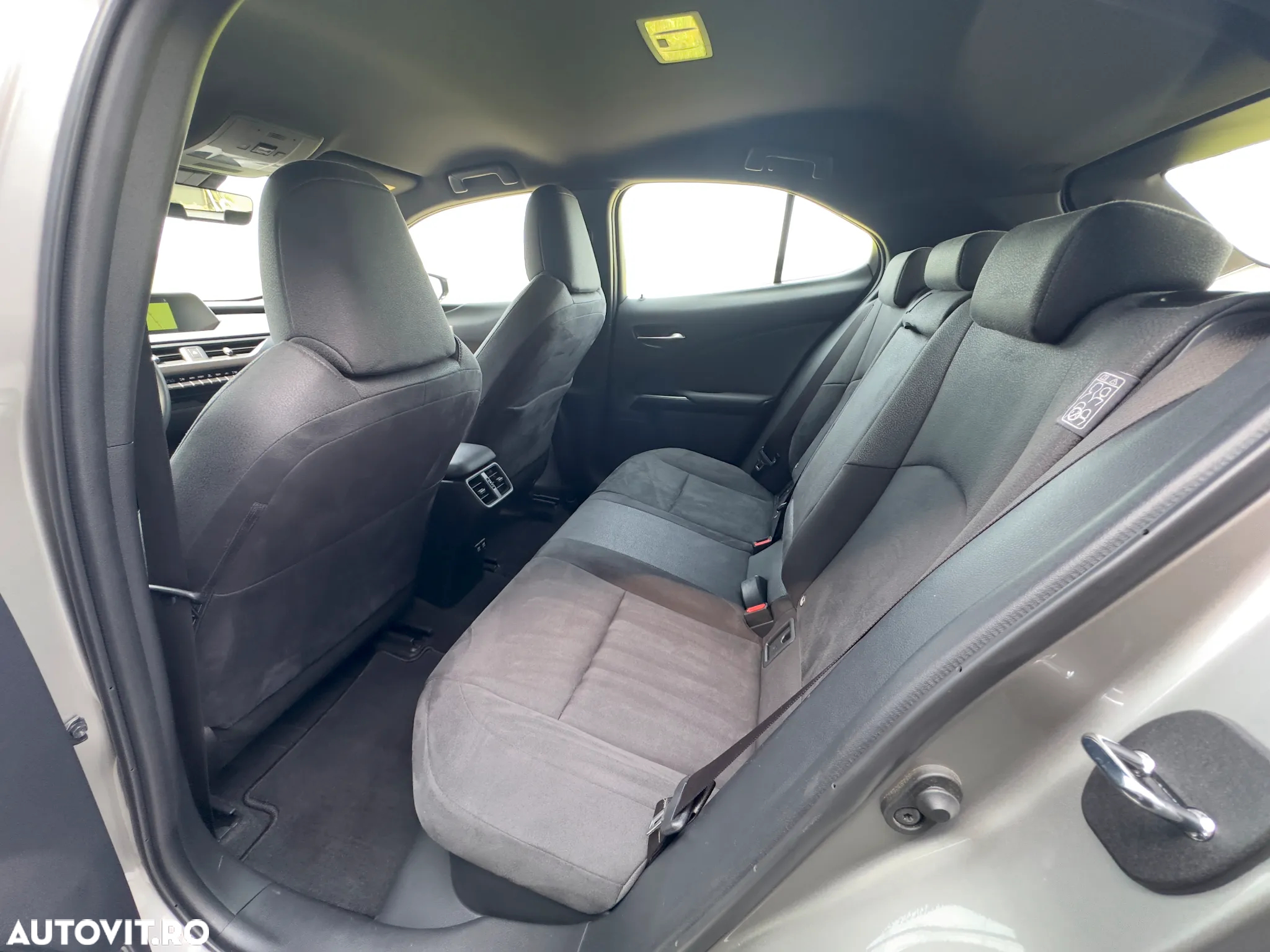 Lexus UX 250h FWD Business - 15