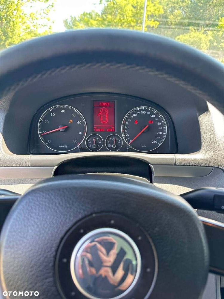 Volkswagen Touran 2.0 FSI Highline - 12