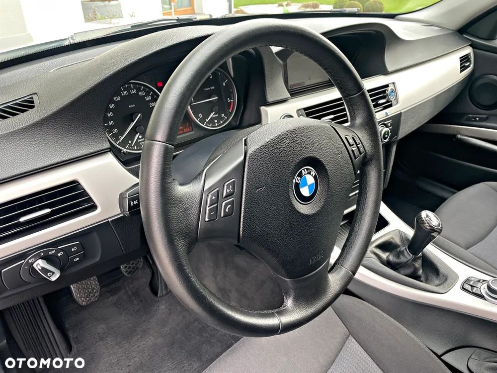 BMW Seria 3 318d DPF Touring Edition Exclusive - 22