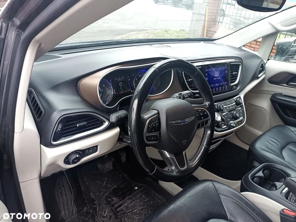 Chrysler Pacifica - 11