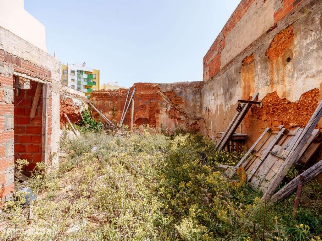 Moradia com piscina para reconstrução - Centro de Portimão - Grande imagem: 2/25