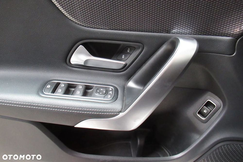 Mercedes-Benz CLA 250 e 8G-DCT Special Edition - 18