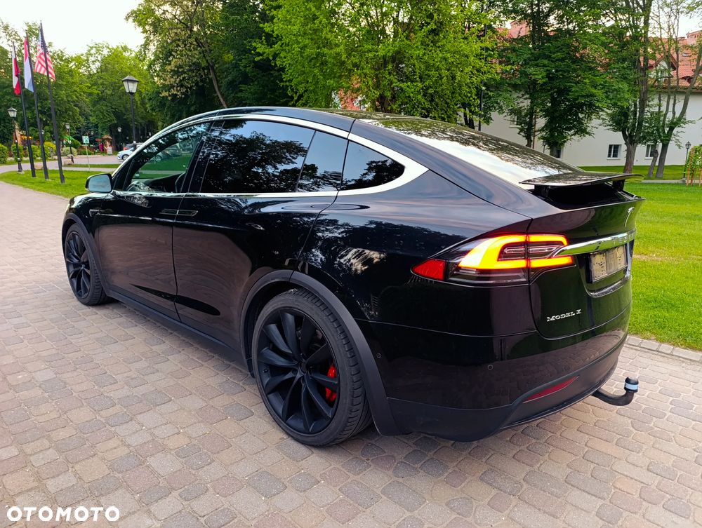 Tesla Model X - 21
