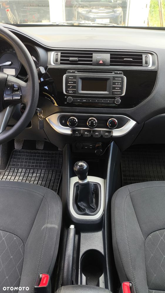 Kia Rio 1.2 L - 6