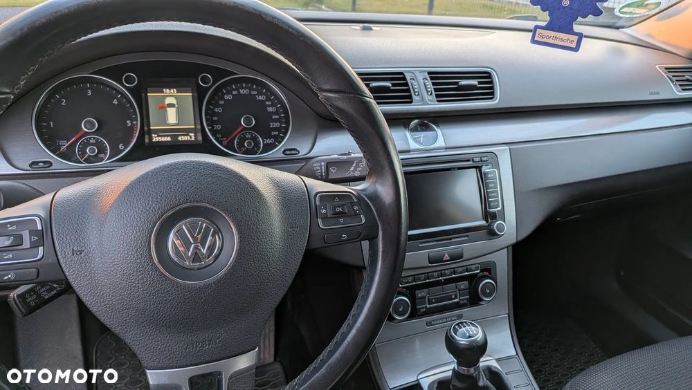 Volkswagen Passat 2.0 TDI DPF BlueMotion Technology Comfortline - 11