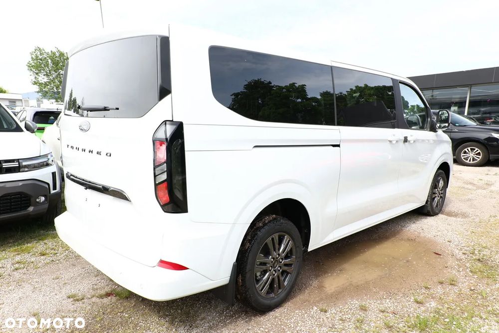 Ford Tourneo Custom - 12
