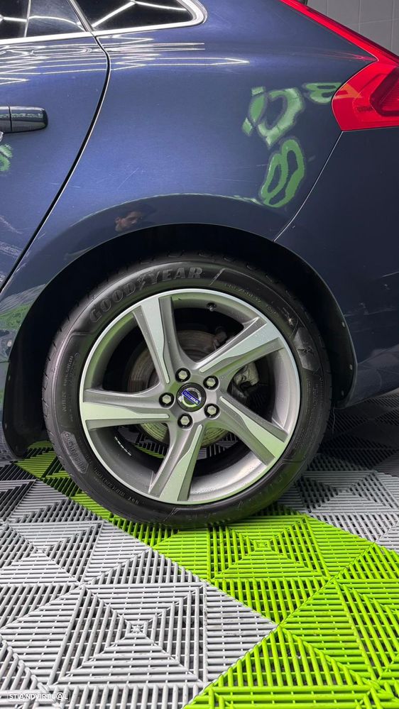 Volvo V40 D2 R Design - 17