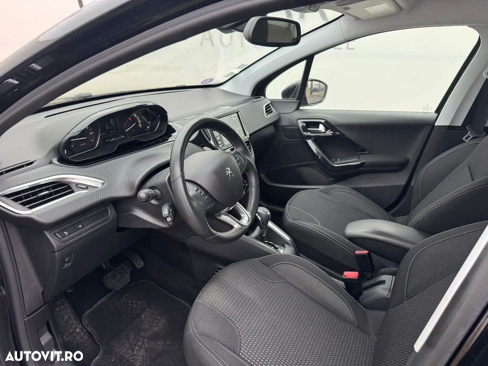 Peugeot 208 1.2 L PureTech Turbo S&S EAT6 Allure - 8