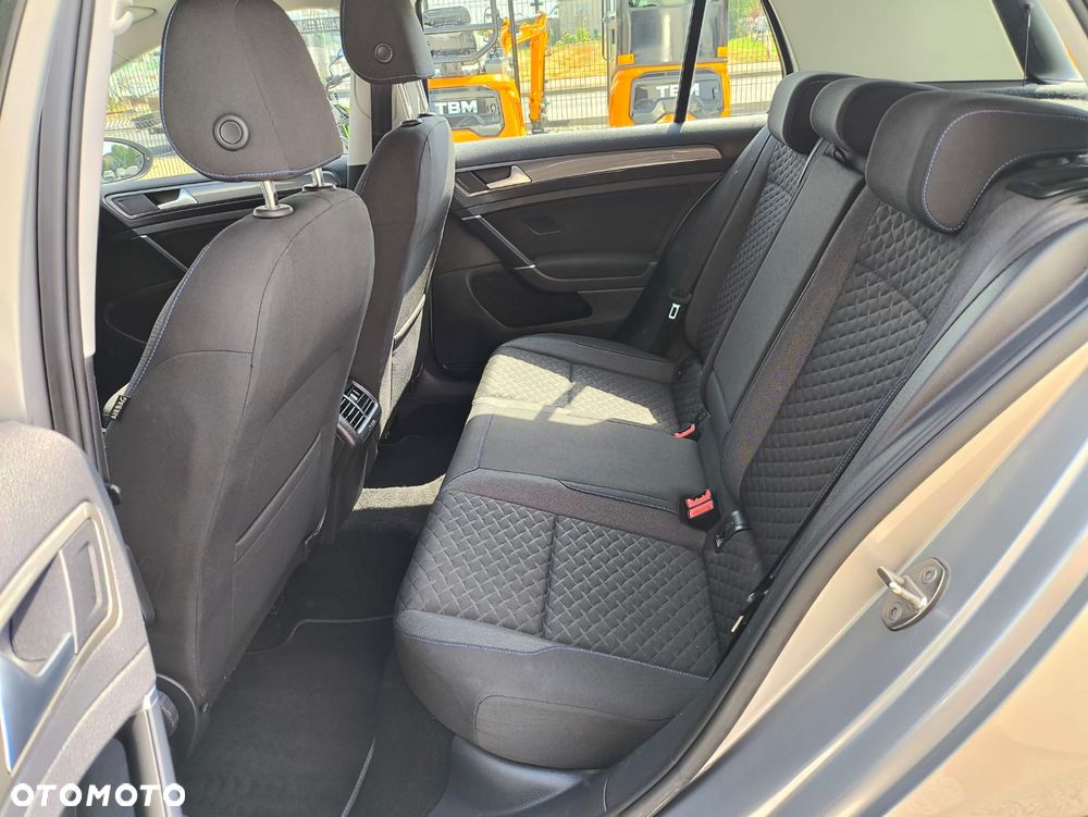 Volkswagen Golf - 22