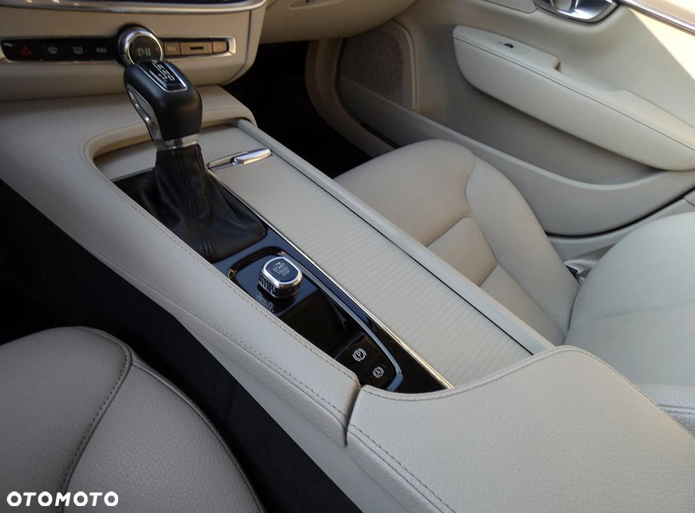 Volvo S90 D4 SCR Momentum Pro - 18