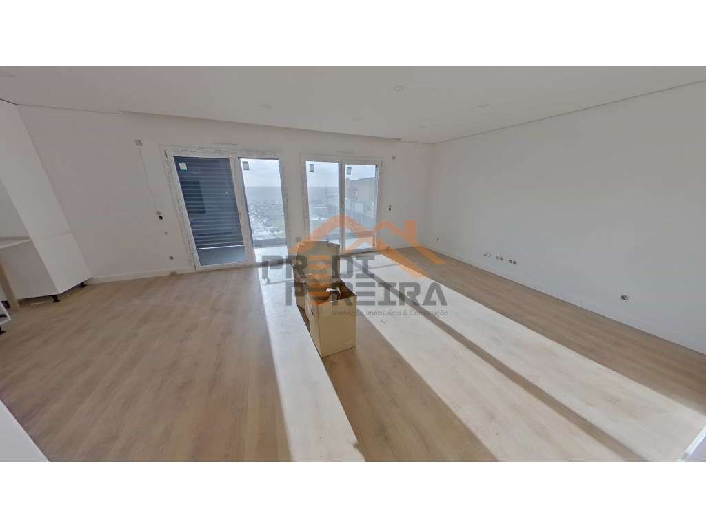 Apartamento T3, localizado em Santo António dos Cavaleiros. - Grande imagem: 3/27