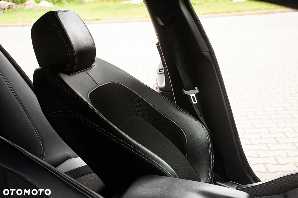 Jaguar XE - 19