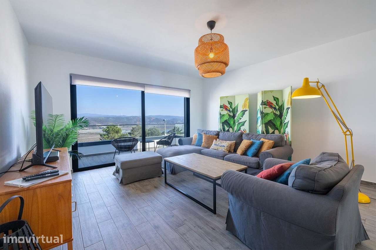 MORADIA MODERNA COM TRÊS QUARTOS, PISCINA E VISTAS FABULOSAS - Grande imagem: 3/43