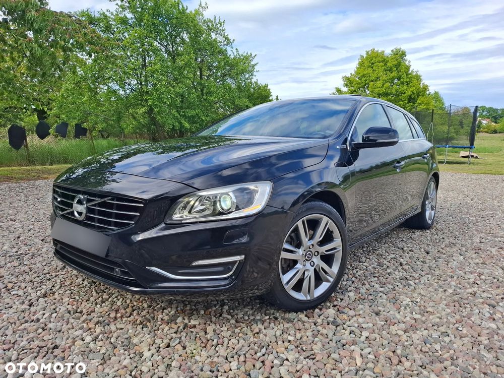 Volvo V60 D6 AWD Plug-in Hybrid R-Design Summum - 1