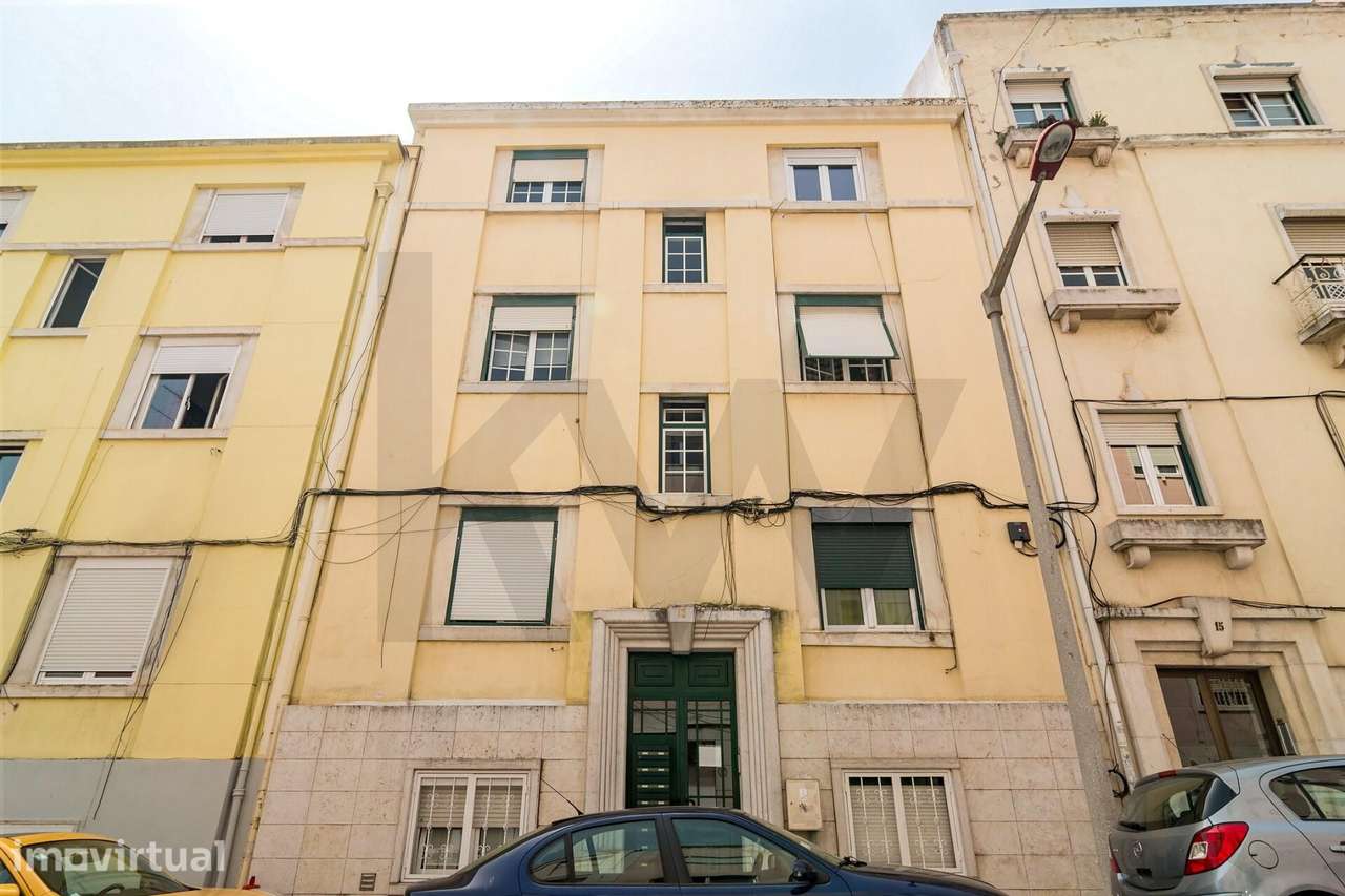 EXCLUSIVO T2 REMODELADO COM TERRAÇO ÚNICO NO AREEIRO, LISBOA - Grande imagem: 2/24