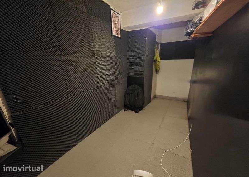 garagem com arrumos - Grande imagem: 3/3