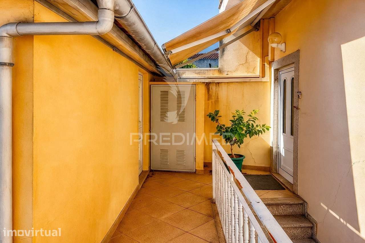 Apartamento T3 com anexo, garagem e logradouro no centro de Vila Verde - Grande imagem: 3/27