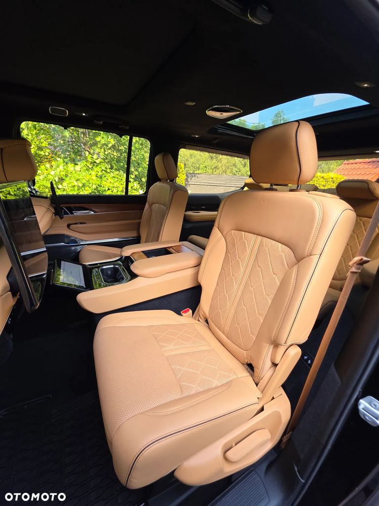 Jeep Grand Wagoneer - 27