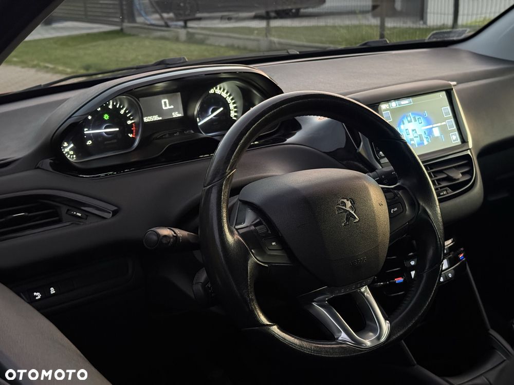 Peugeot 208 - 8