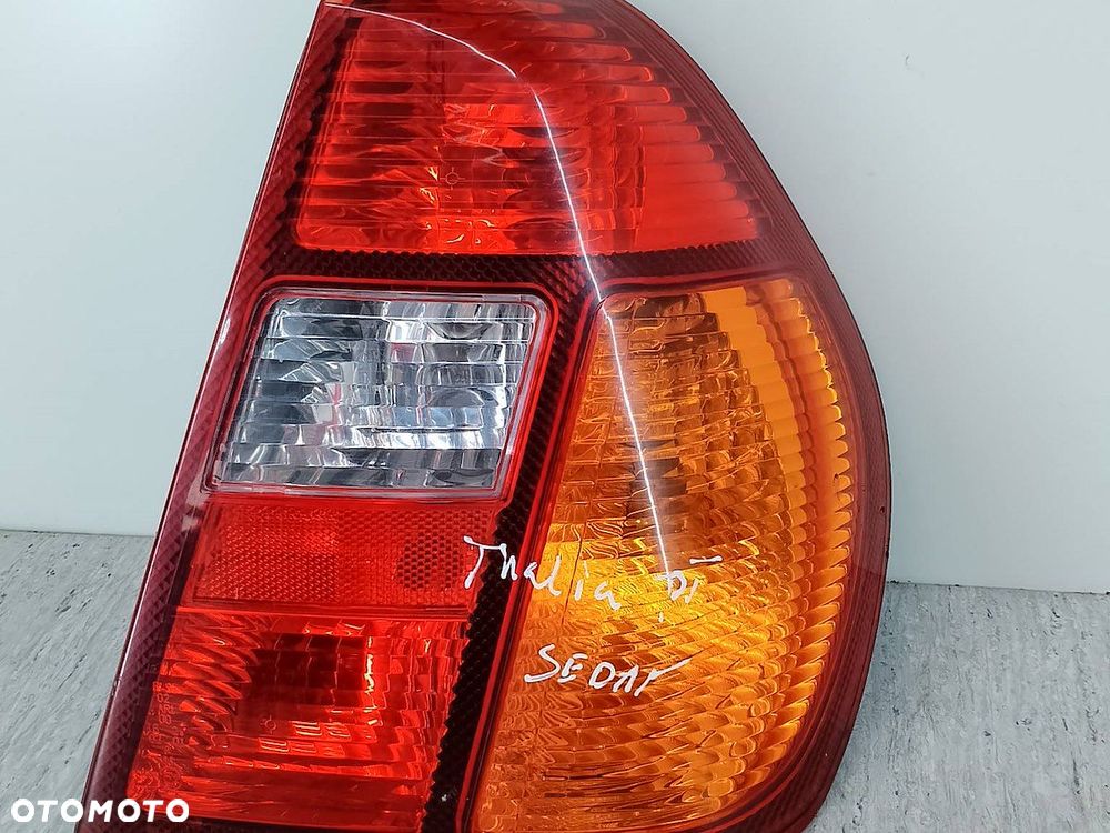 LAMPA TYLNA PRAWA RENAULT THALIA ( 01-08 ) SEDAN - 1