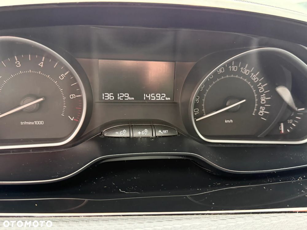 Peugeot 2008 - 8