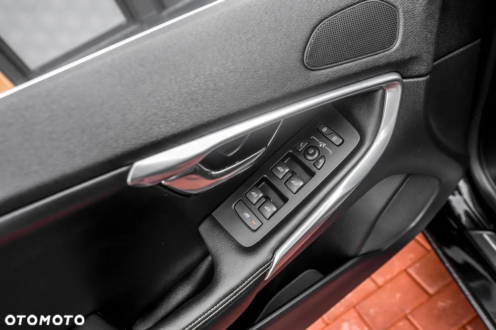 Volvo V40 D4 Drive-E R-Design Momentum - 24