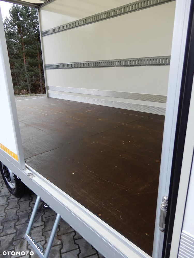 Iveco DAILY 35S18 Kontener 5047 mm 10.E.Palet Boczne Drzwi Ładowność 930 Kg WZMACNIANY Rozstaw Osi 4100 mm FULL LED Przebieg 25 Tys Km Stan Jak Nowy UNIKAT POLECAM - 27