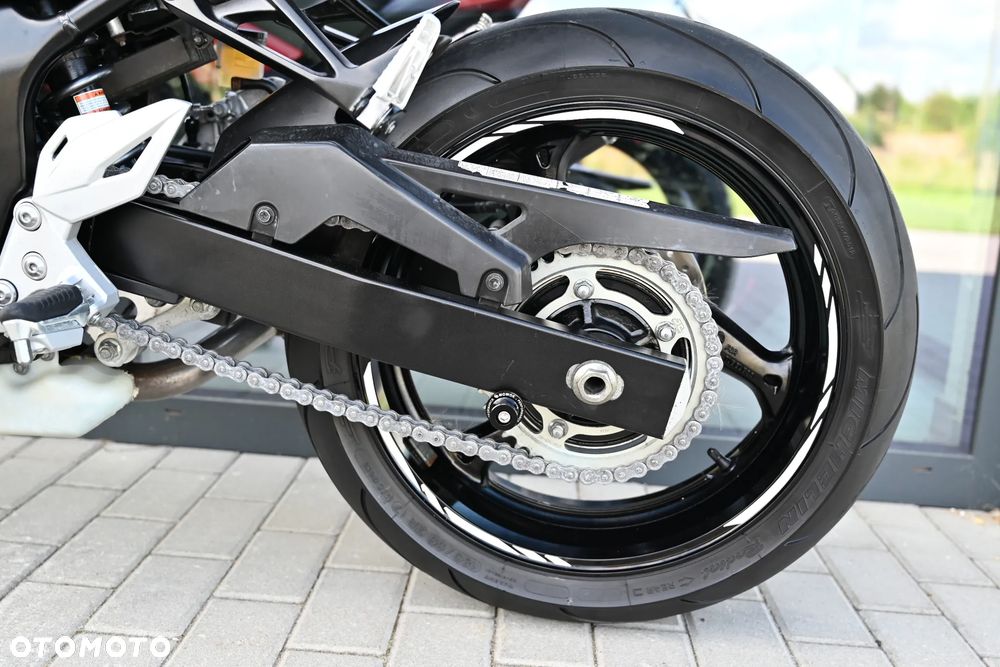 Suzuki GSR - 23
