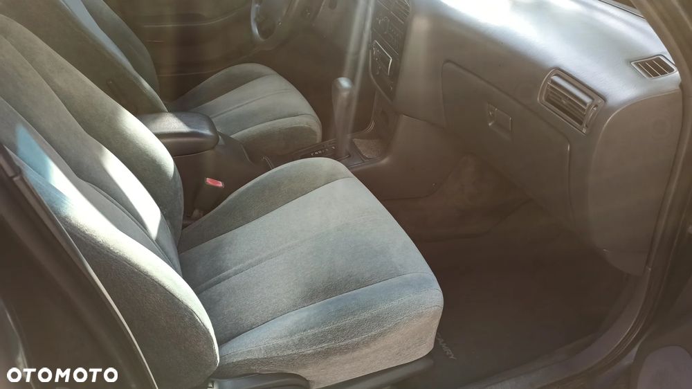 Toyota Camry 3.0 V6 LE - 19