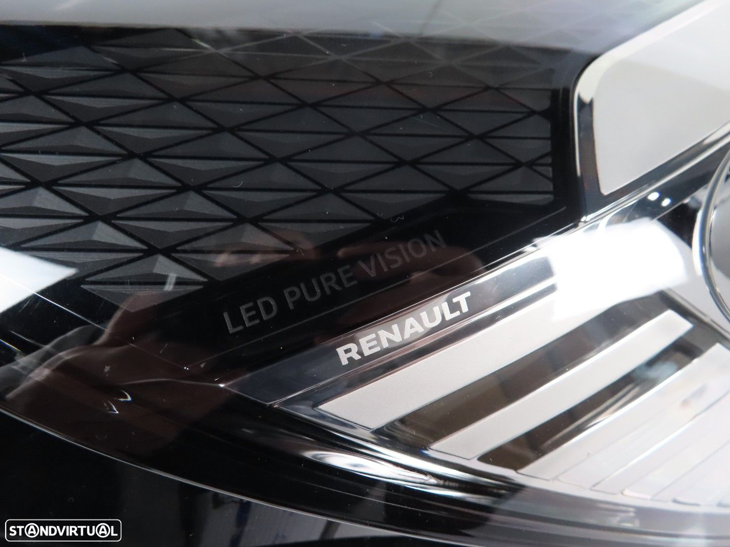 Farol LED Direito Usado / Original RENAULT Captur II (HF) 260104095R - 2