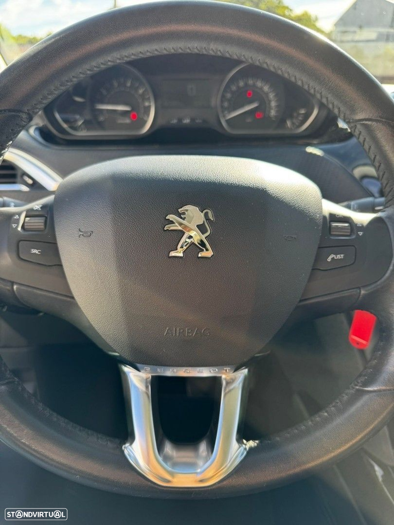 Peugeot 2008 1.2 PureTech Style - 12