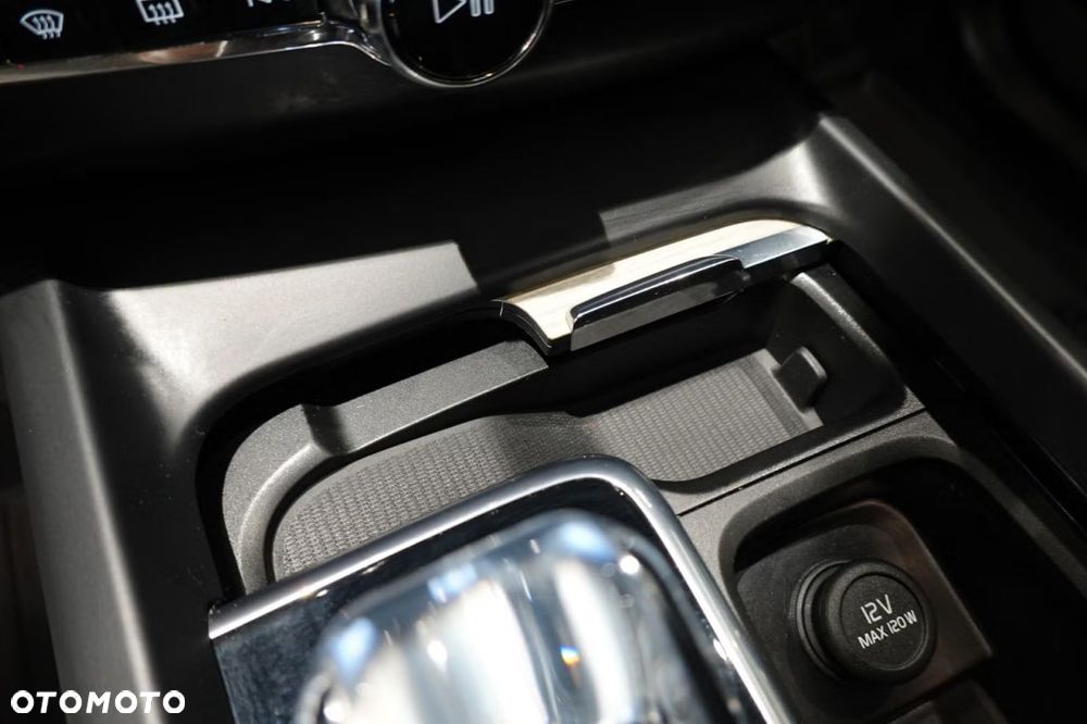 Volvo XC 60 T6 Plug-In Hybrid AWD R-Design - 25