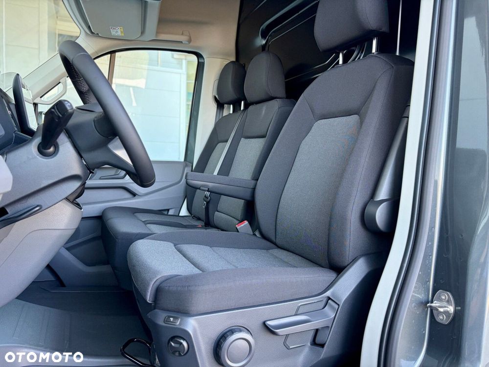 Volkswagen Crafter 35 Furgon z wysokim dachem silnik: 2,0 l EU6 SCR 177 KM / skrzynia biegów: Przedni napęd manualna 6-biegowa rozstaw osi: 4490 mm - 23