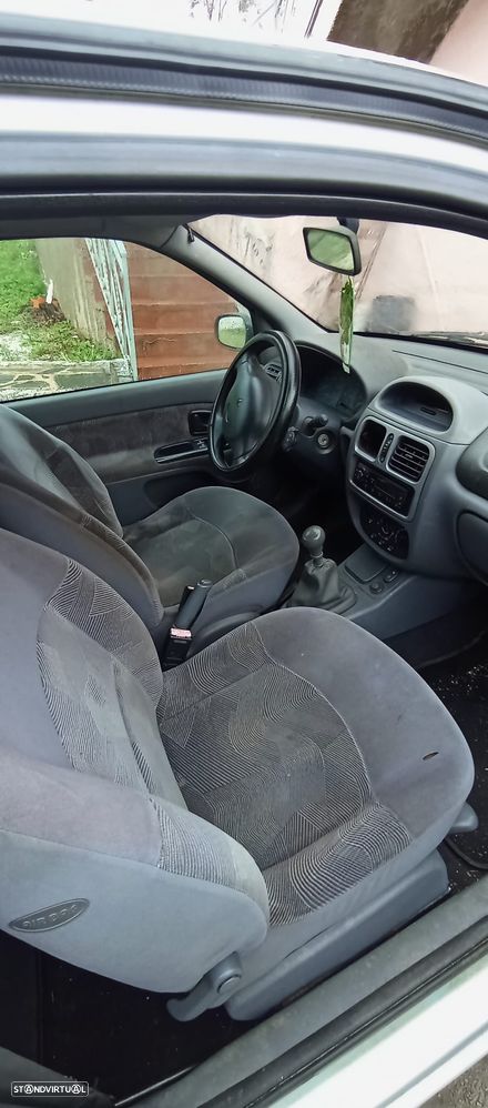 Renault Clio 1.2 RXE - 8