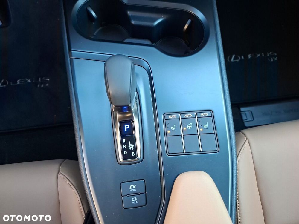 Lexus UX 2025