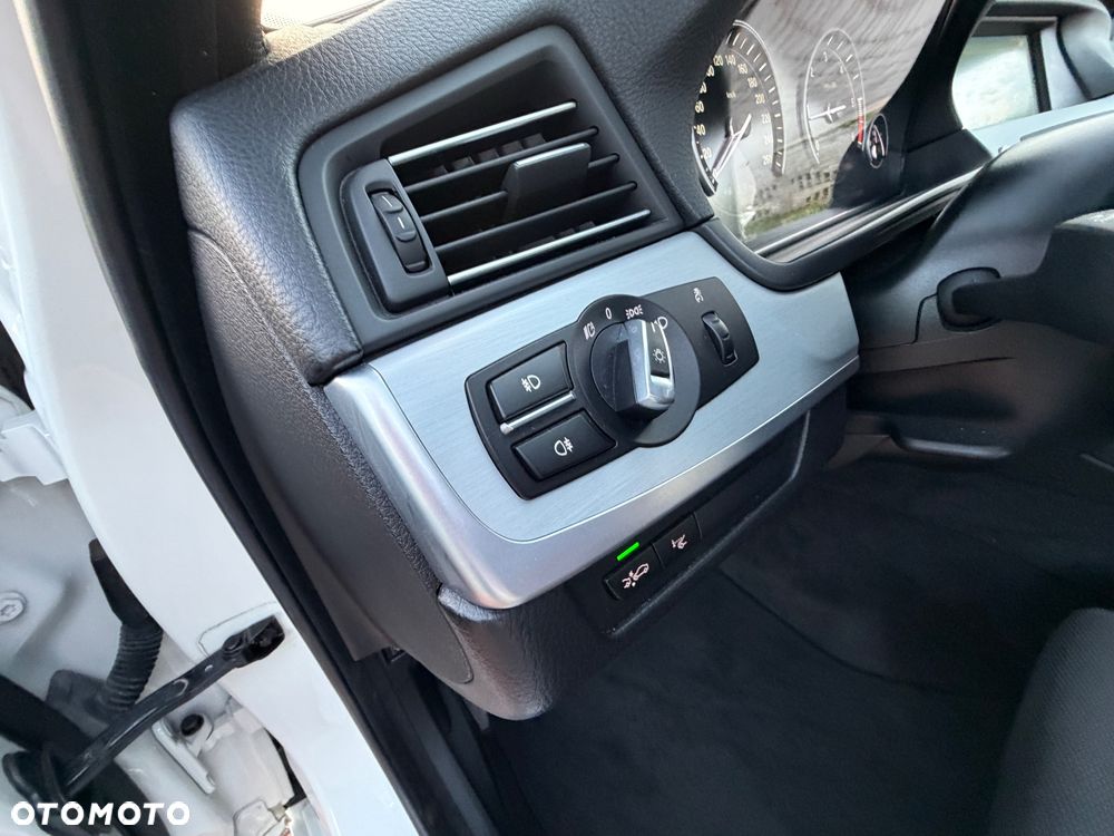 BMW Seria 5 525d xDrive - 31