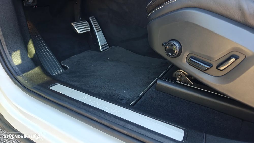 Volvo XC 60 2.0 T8 PHEV R-Design AWD - 33