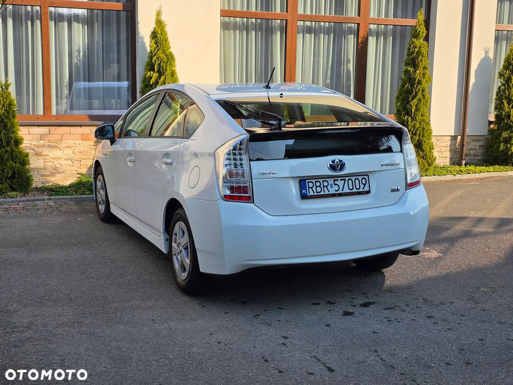 Toyota Prius (Hybrid) - 4